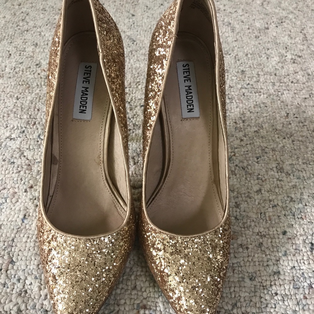 Stunning Steve Madden gold glitter pumps!